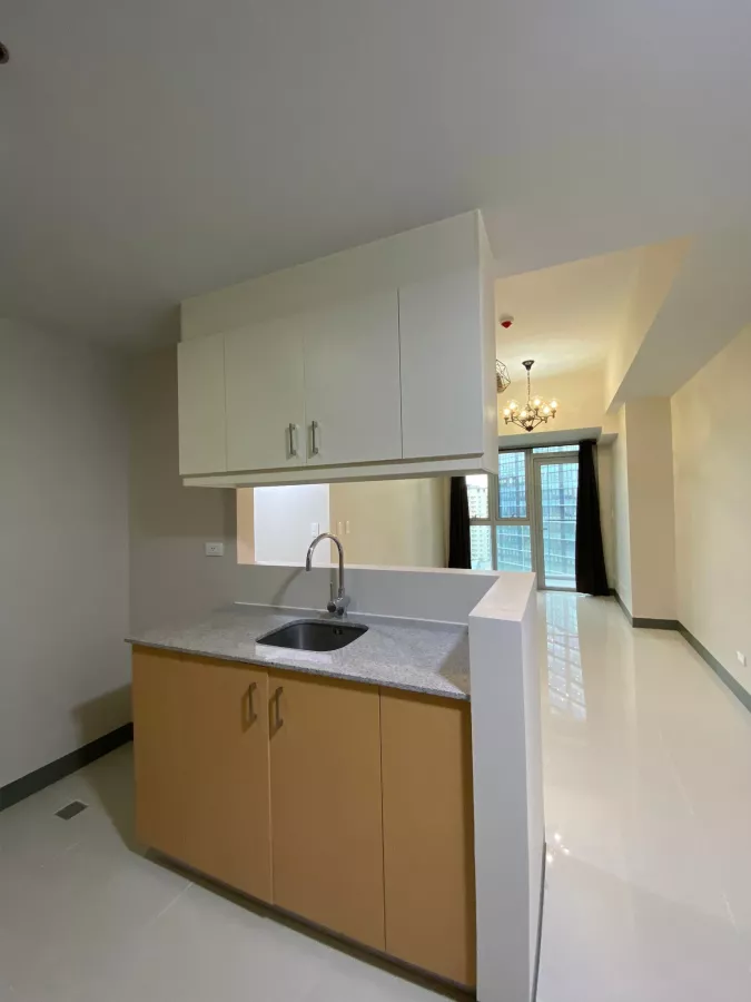 "Fully-Furnished 2 Bedroom with Balcony in Uptown Parksuites, BGC, Taguig"04