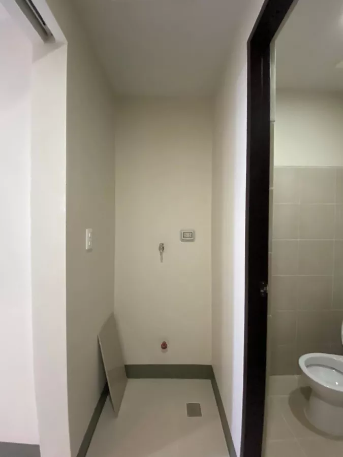 "Fully-Furnished 2 Bedroom with Balcony in Uptown Parksuites, BGC, Taguig"08