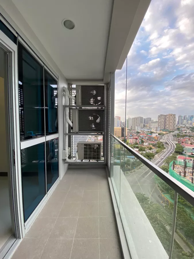 "Fully-Furnished 2 Bedroom with Balcony in Uptown Parksuites, BGC, Taguig"09