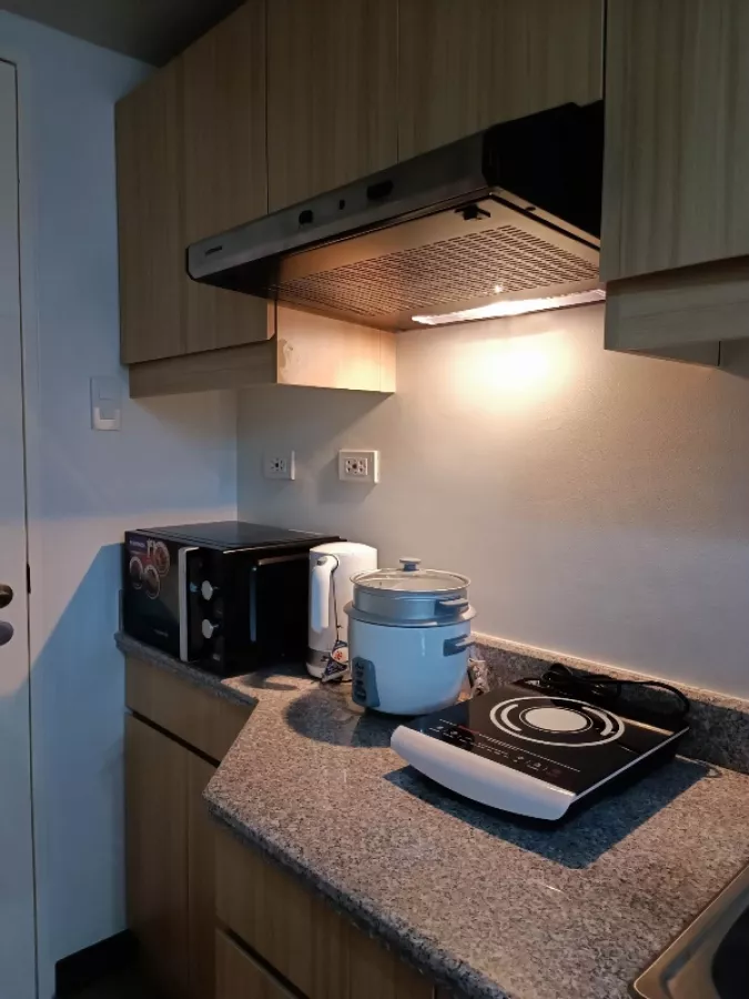 Fully Furnished One Bedroom with Parking (The Atherton-Oak Bldg.)08
