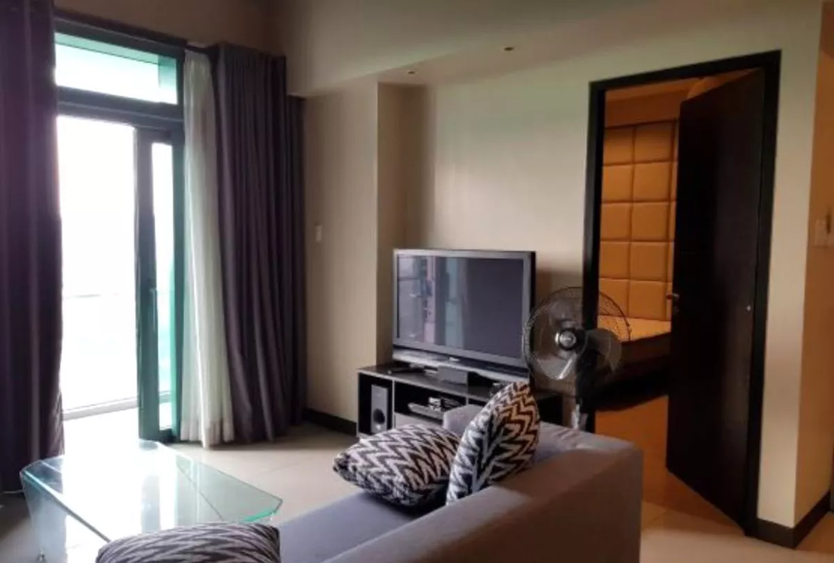 2 bedroom Condo For Rent 8 Forbestown Road Taguig03