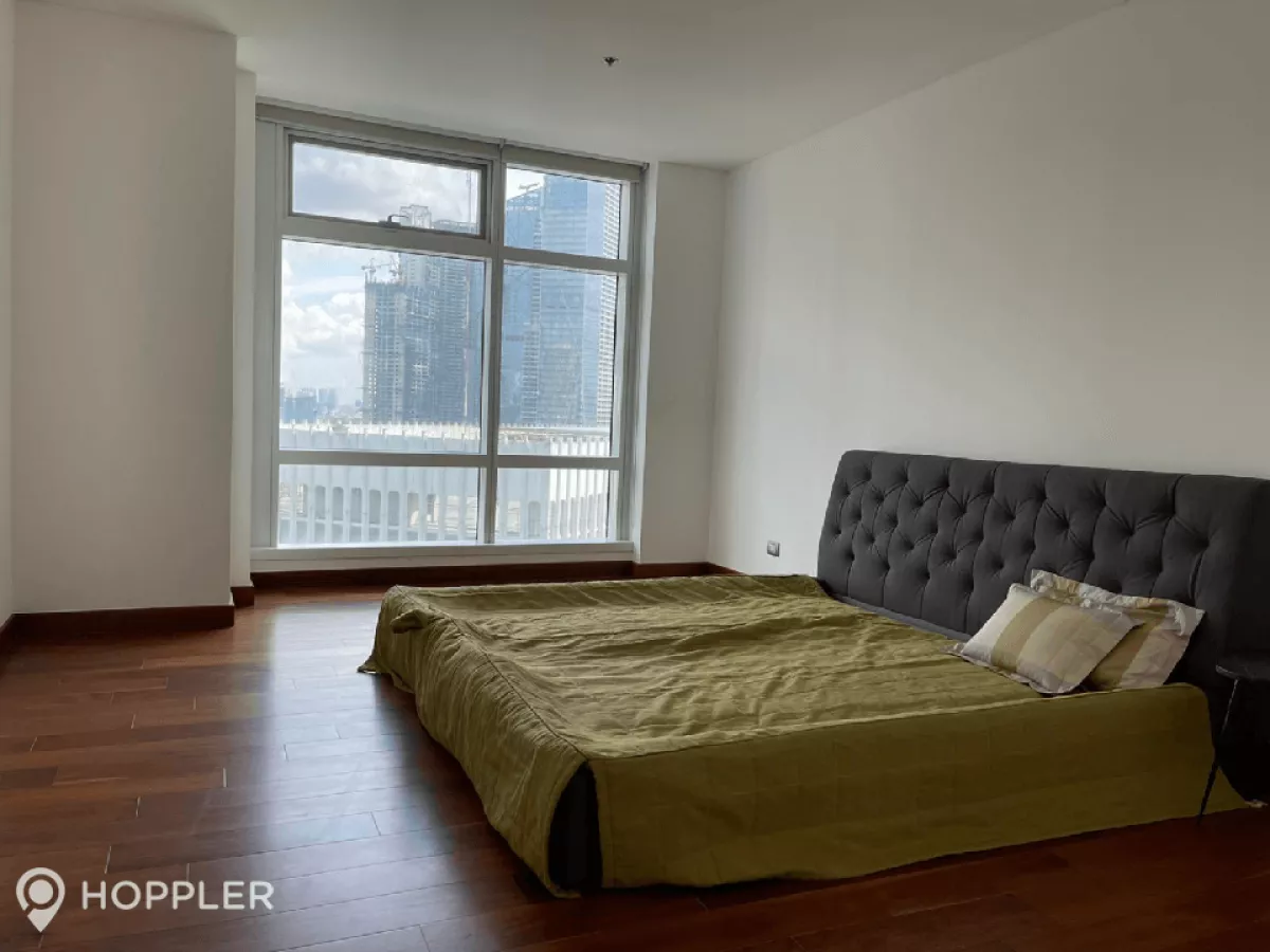 "3BR Condo for Rent in Two Roxas Triangle, Salcedo Village, Makati - RR3075381"10