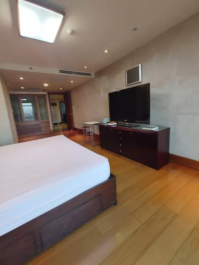 "One Roxas Triangle, Makati City Condominium Penthouse For Rent"05
