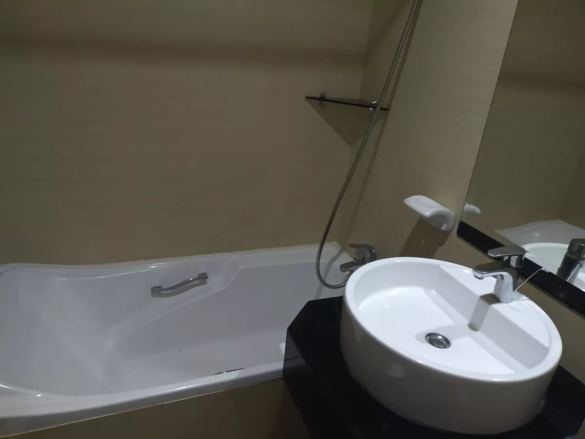 "Fully Furnished One Bedroom Fo Rent, One Central Condominium, Megaworld Makati"08