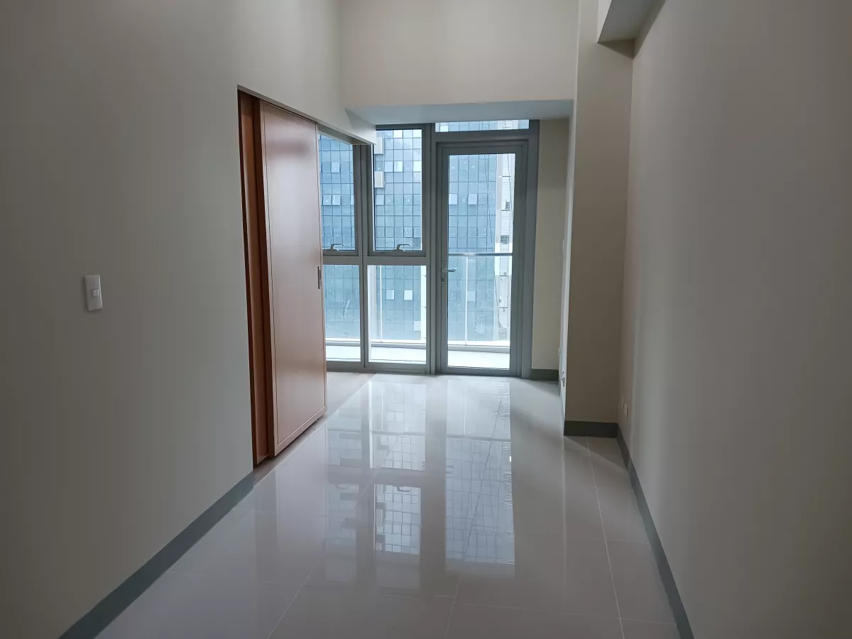 1BR Condominium with Balcony Uptown Parksuites 2 Taguig For Rent02