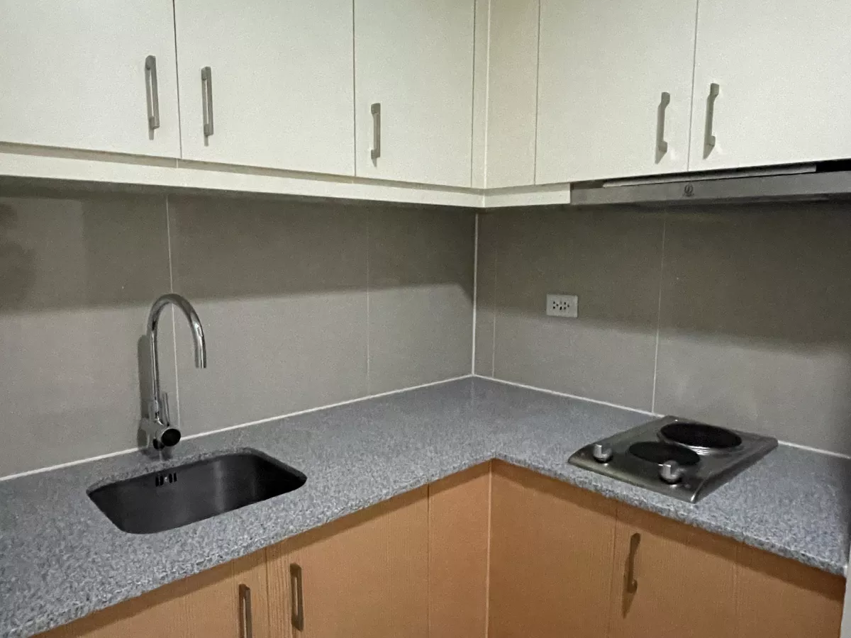 1BR Condominium with Balcony Uptown Parksuites 2 Taguig For Rent05