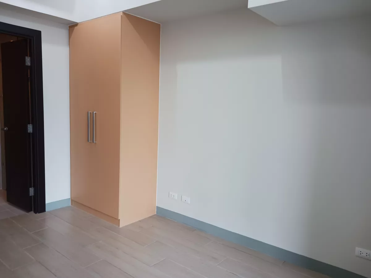 1BR Condominium with Balcony Uptown Parksuites 2 Taguig For Rent09