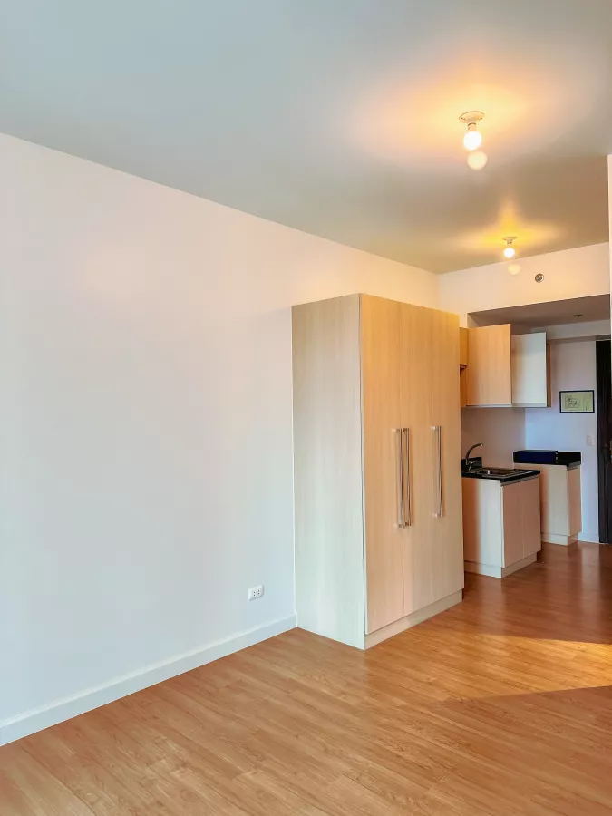 For rent: Studio Condominium unit in Makati City (Ayala Land)03