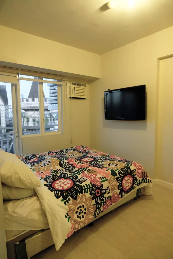 53 BENITEZ 2BR Condo Unit with Parking for Rent in New Manila Quezon City | 222004