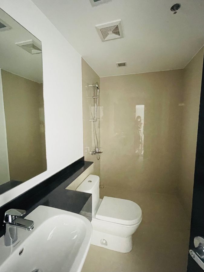 "East Gallery Place: 3BR  242 sqm, Semi-Furnished, 2 parkg, P250,000/mo."09