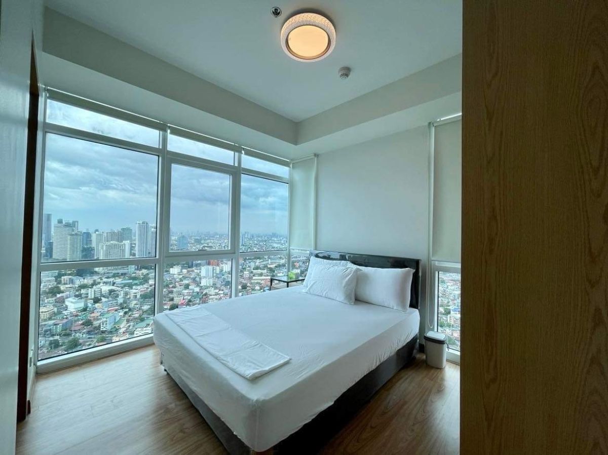 3 Bedroom BGC Penthouse w parking. Brand New. Fully Furnished. 100k/month04