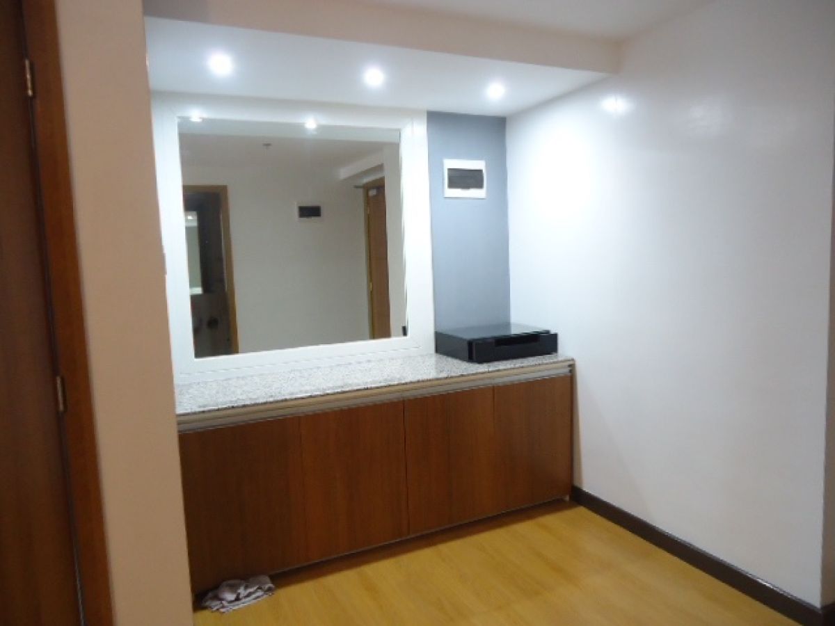 8 Adriatico 2BR unit for rent near Robinson Mall Padre Faura St Ermita Manila08