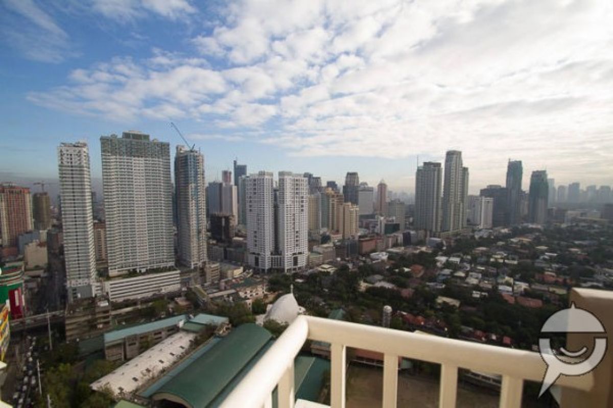 Newly Fully Furnished 1 BR Condo with Balcony in Makati08