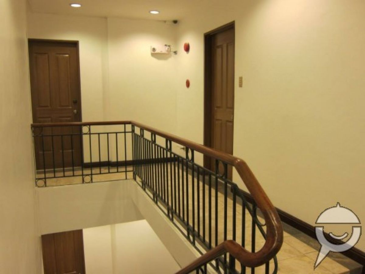 Studio Unit Bare in Jose Bldg Kamuning02