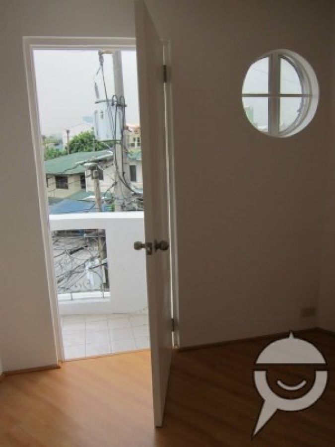 Studio Unit Bare in Jose Bldg Kamuning04