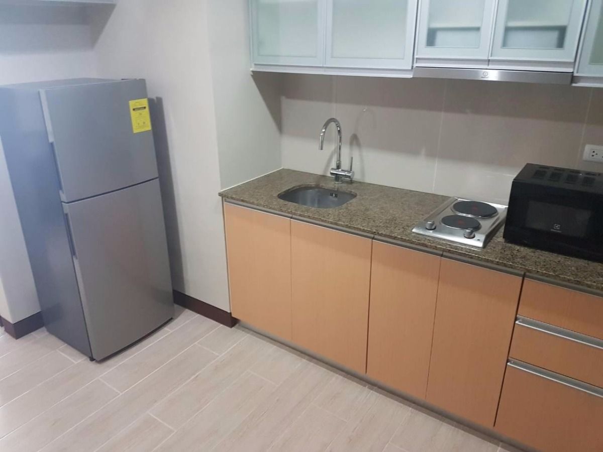 Studio Condo For Rent in Three Central Makati Near PBCom and RCBC Furnished03