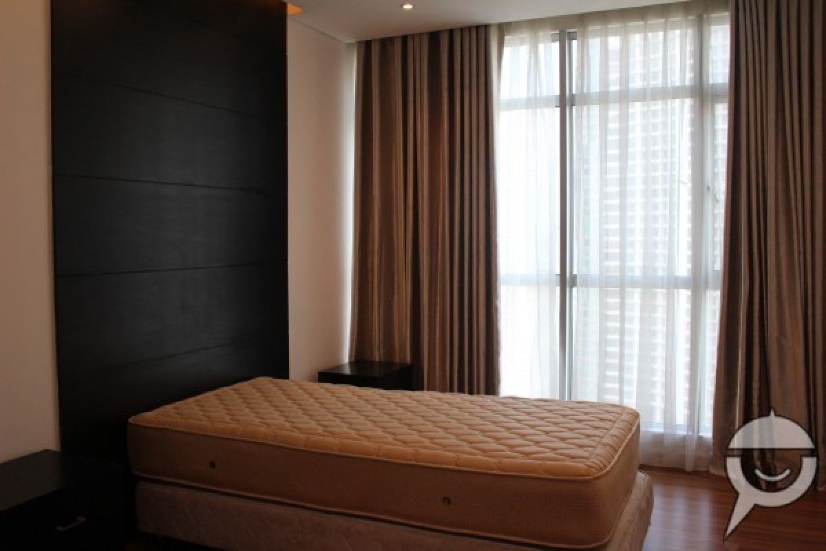 3 bedroom condo unit for rent with paking at  Crescent Park Residences10
