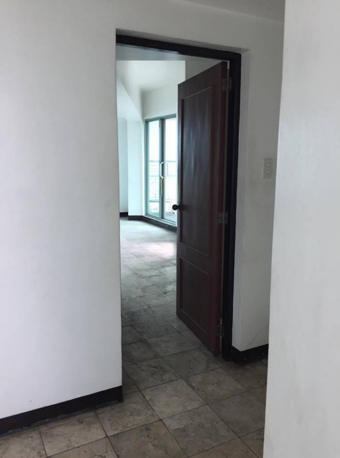 1 Bedroom Unit for Rent in Burgundy Westbay Tower03