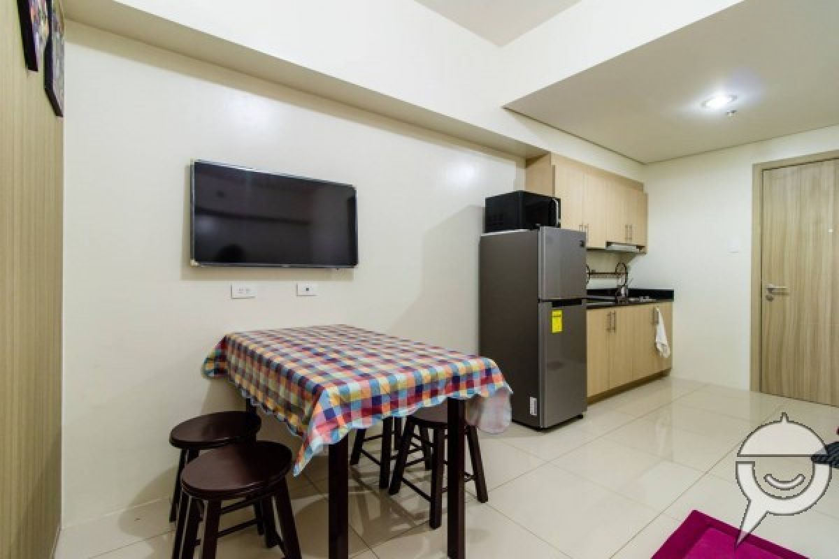 Makati Skyline view 1BR w/balcony condo in Roxas Blvd SMDC Breeze08