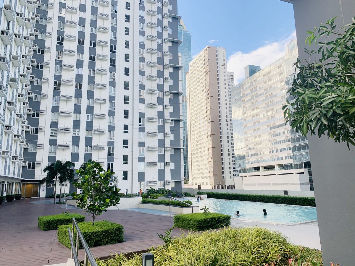 Avida Towers at 34th Street beside Uptown Mall09