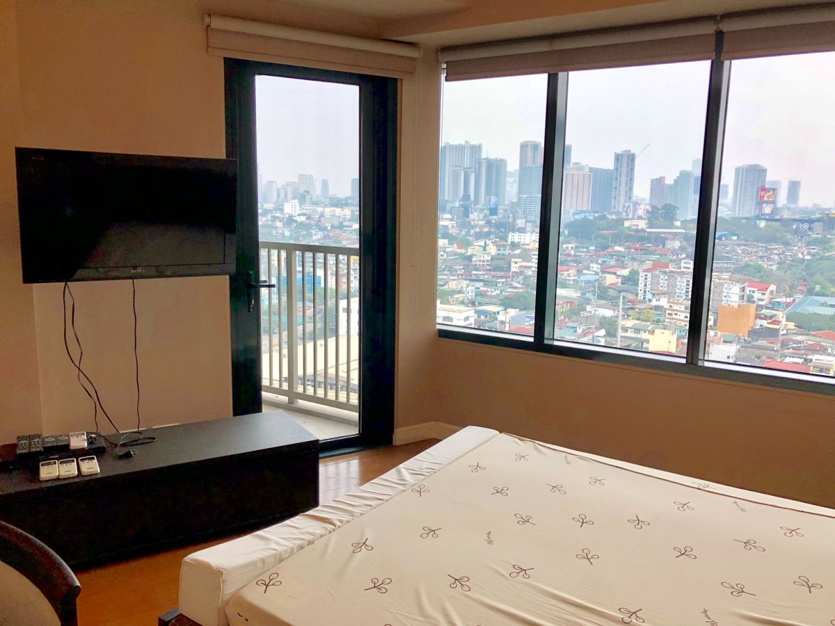 2 Bedroom Fully Furnished Condo for Lease at One Rockwell Makati10