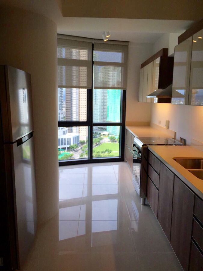 "JD 001 for lease 2BR fully furnished in Arya Residences, BGC for 150,000"03