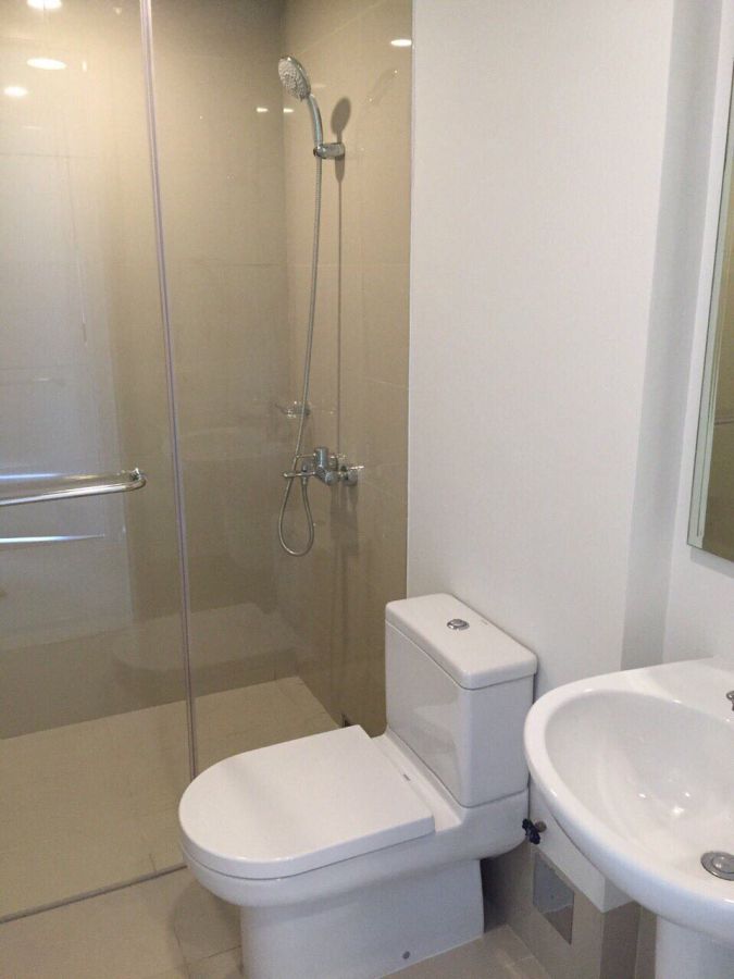 "JD 001 for lease 2BR fully furnished in Arya Residences, BGC for 150,000"05