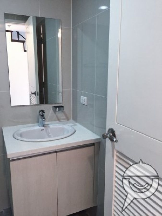 Condo Unit For Rent at Twin Oaks Place Unit 42M02