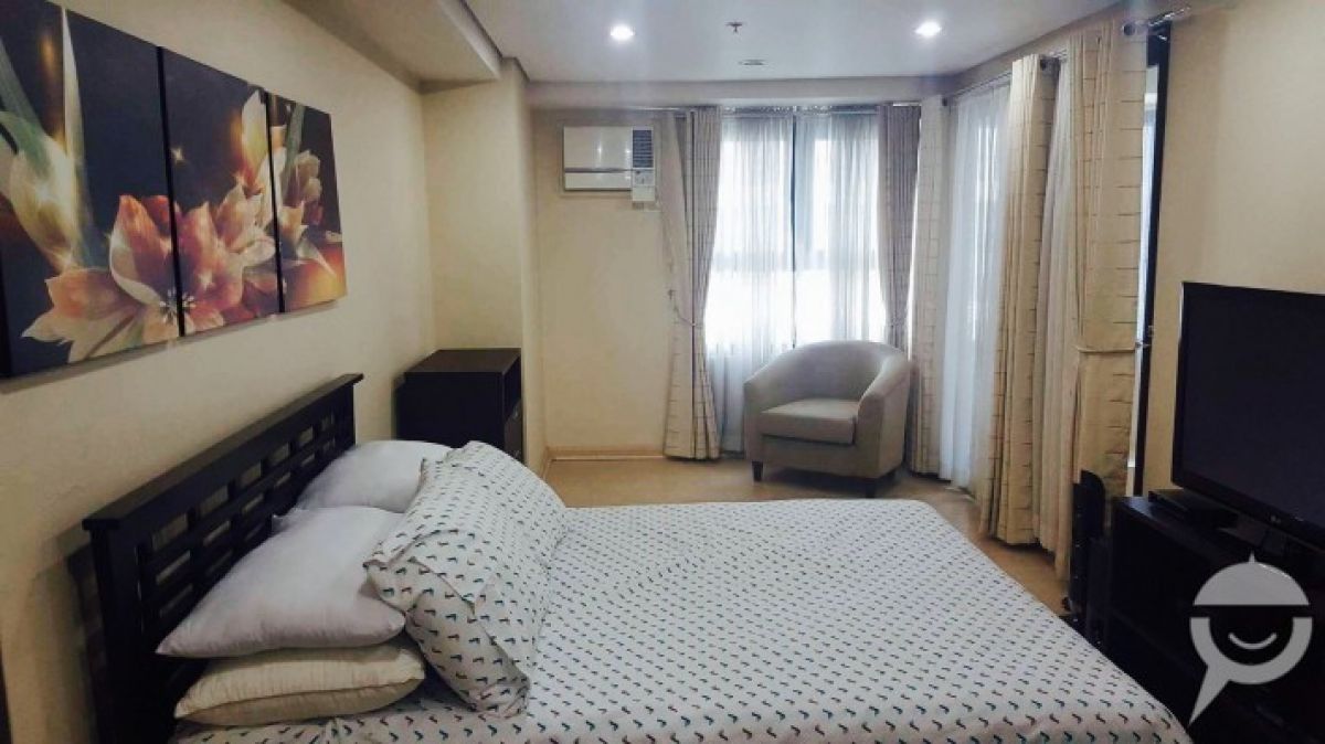 2 BR Loft Unit in Fort Residences BGC08