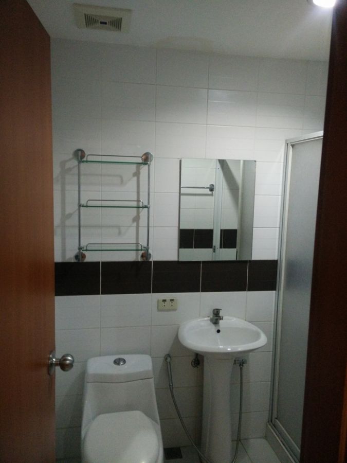 Large classy unit at Midland Plaza Building04