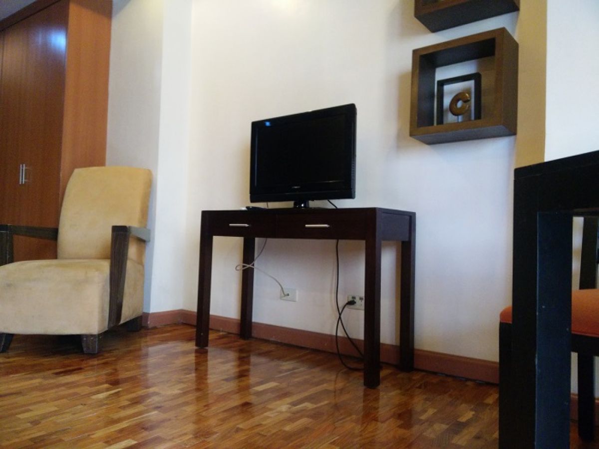 Large classy unit at Midland Plaza Building05