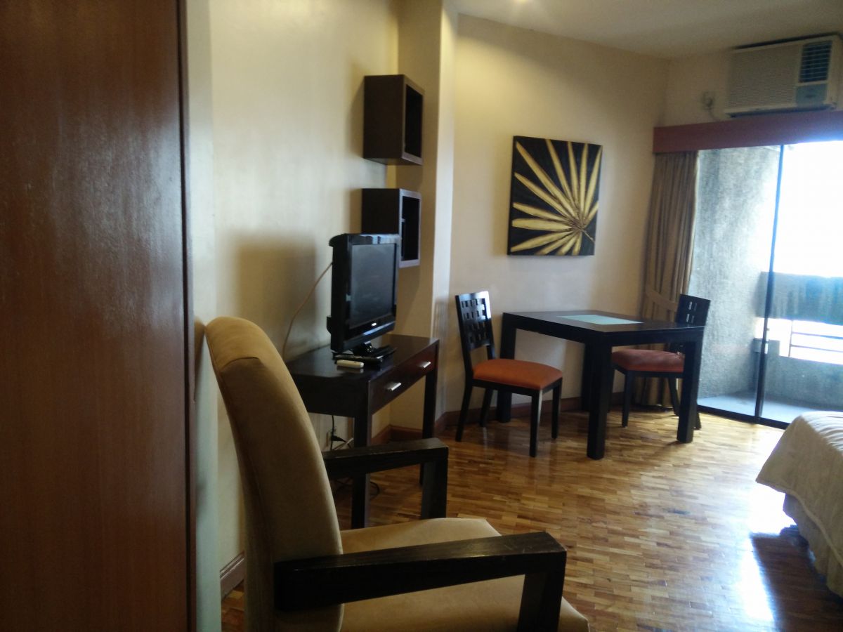Large classy unit at Midland Plaza Building07