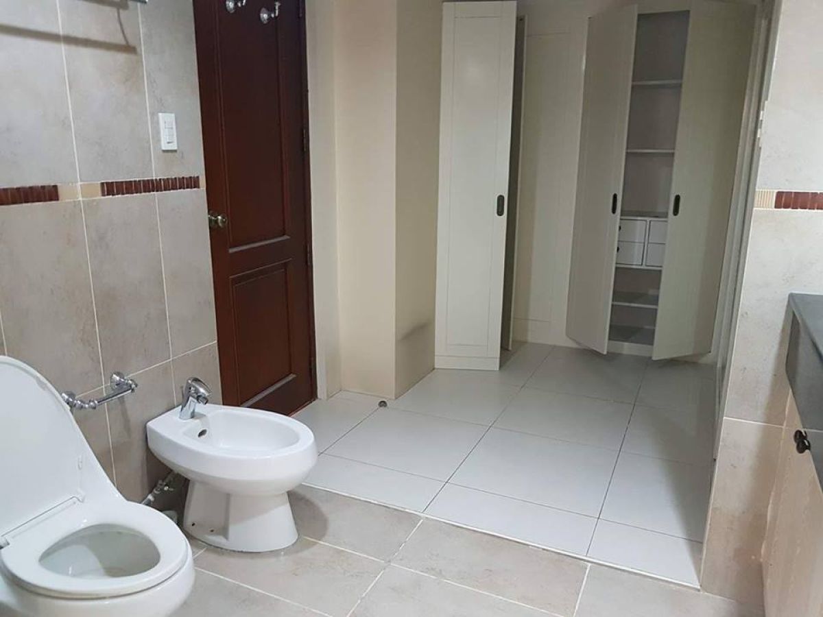 "Fully renovated spacious 3 bedroom Unit at One Orchard Road, Eastwood City"07