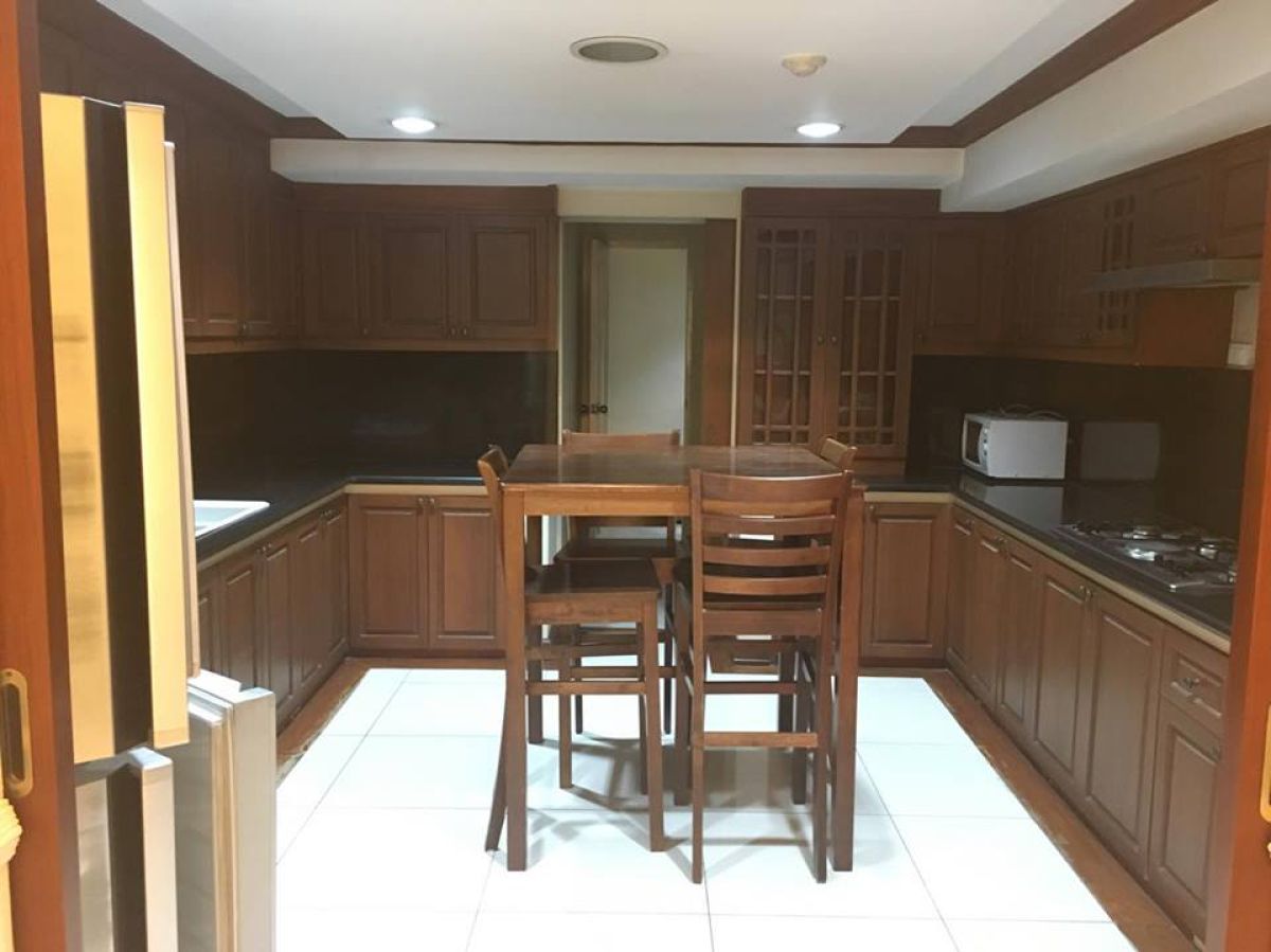 "Fully renovated spacious 3 bedroom Unit at One Orchard Road, Eastwood City"10