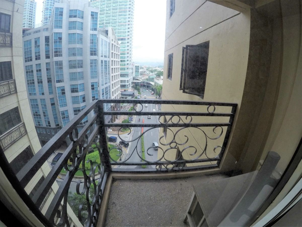 Studio with Balcony in Lafayette 107