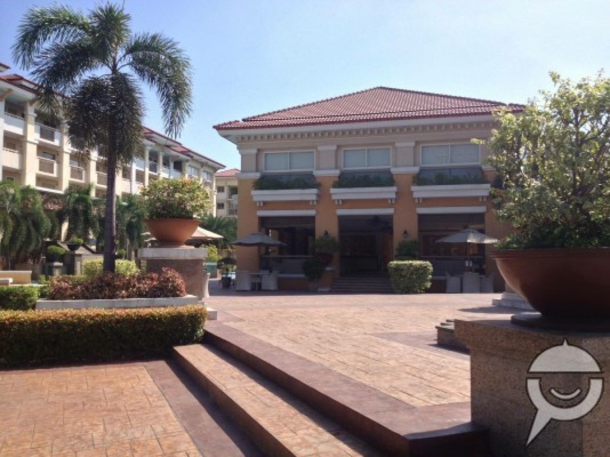 2bedroom condo with balcony and pool08