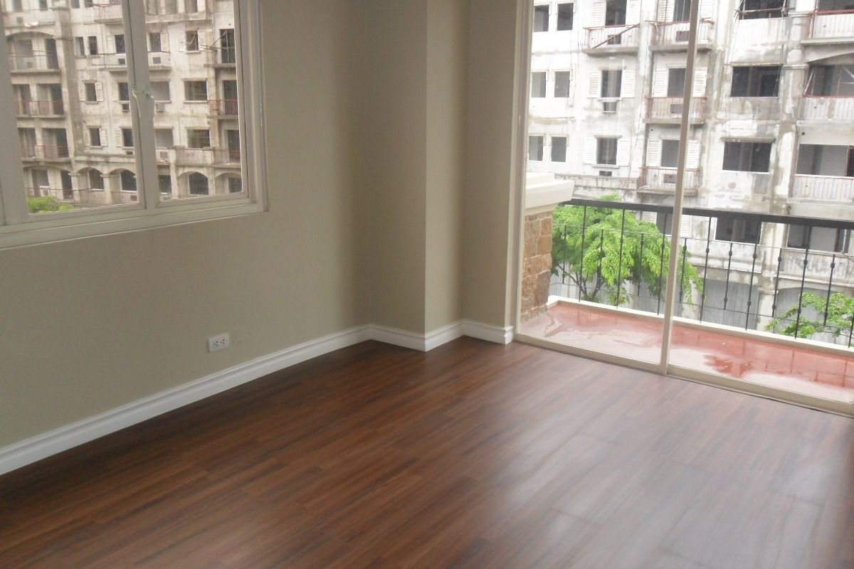 3 Bedroom Condo w Parking McKinley Garden Villas Taguig06