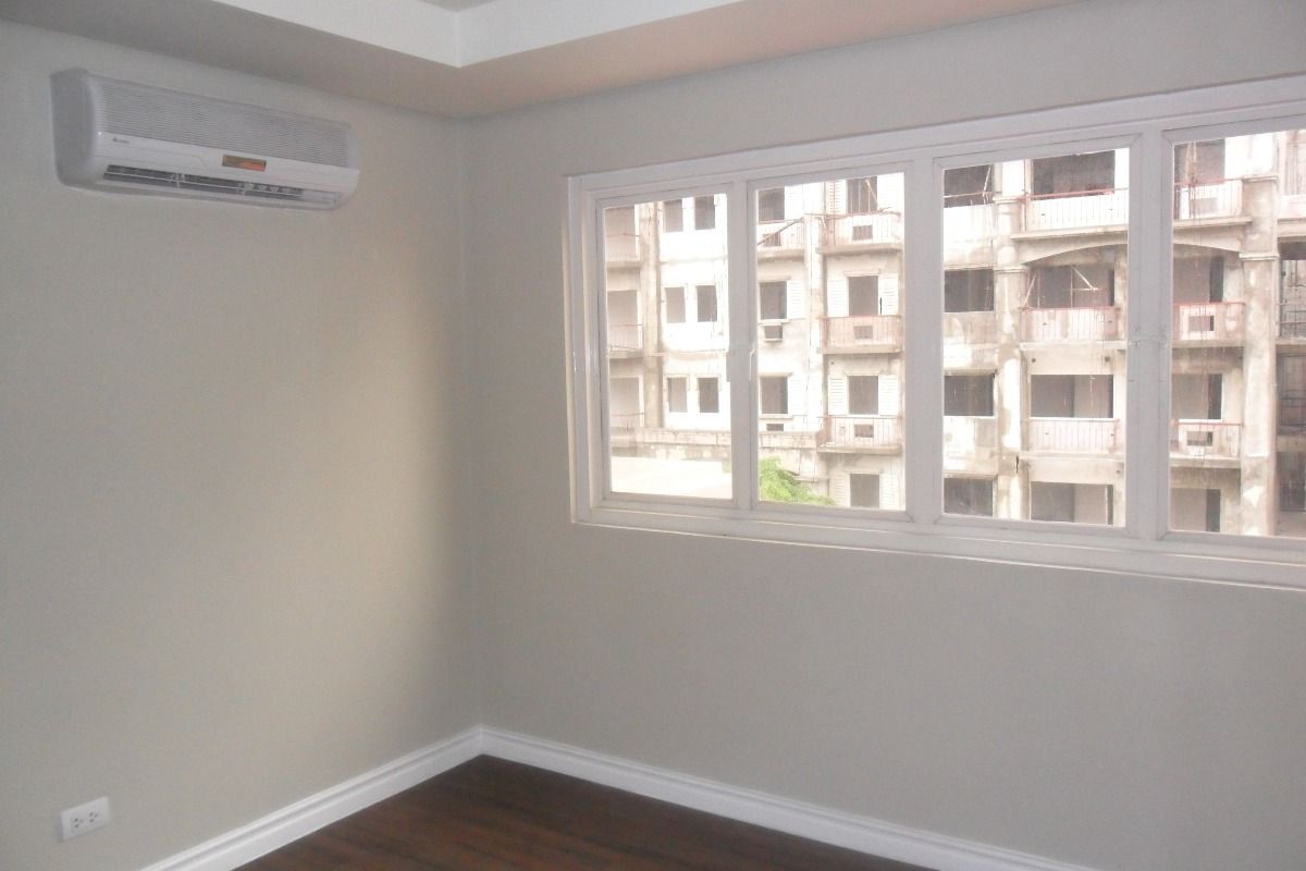 3 Bedroom Condo w Parking McKinley Garden Villas Taguig07
