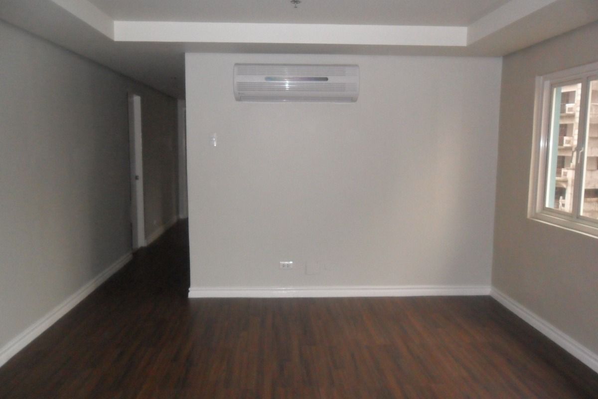 3 Bedroom Condo w Parking McKinley Garden Villas Taguig09