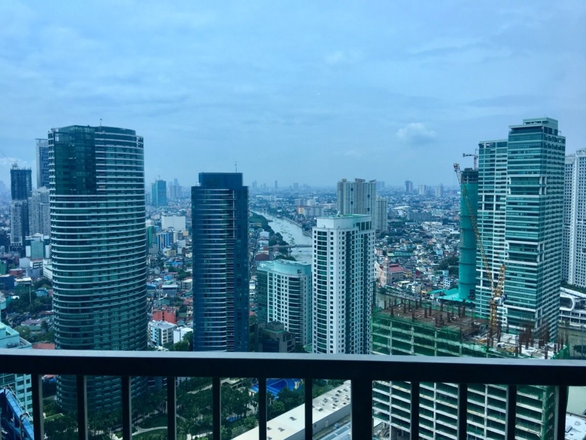 Luxurious 3BR Unit for Lease at One Rockwell West08