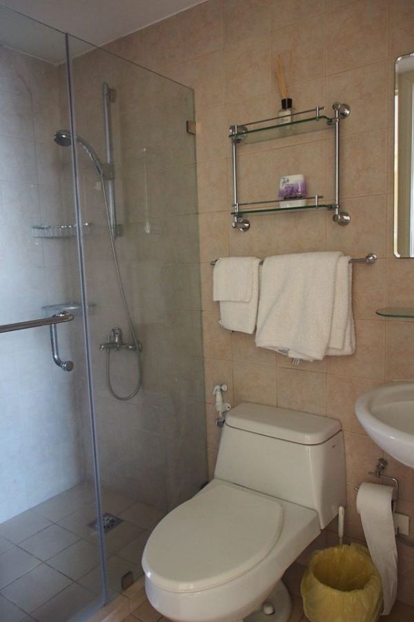 "Grand Soho, 1 Bedroom for Rent, 131 H. V. Dela Costa St. Salcedo Village, Makati, Bernadette Tud"06