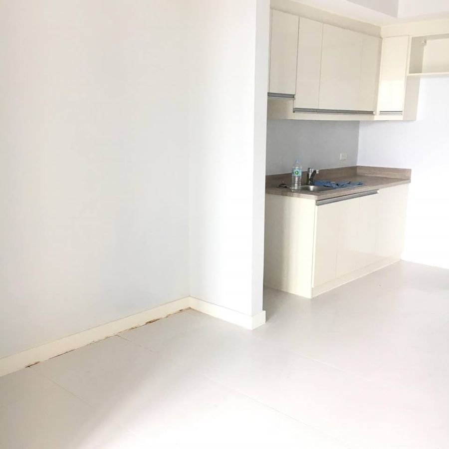 "KL Tower - 1 Bedroom, UnFurnished with Balcony, 40 sqm, Makati City"02