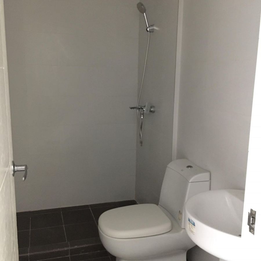"KL Tower - 1 Bedroom, UnFurnished with Balcony, 40 sqm, Makati City"06