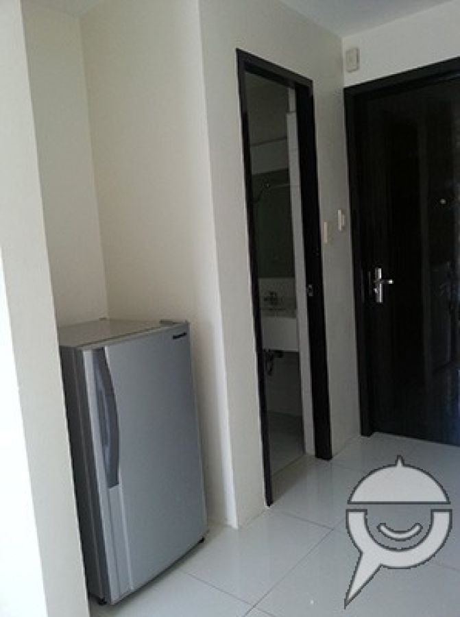 Semi-furnished studio unit with a nice view03