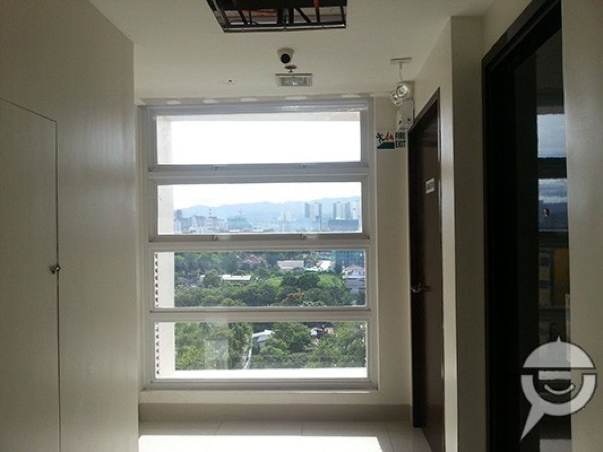 Semi-furnished studio unit with a nice view04