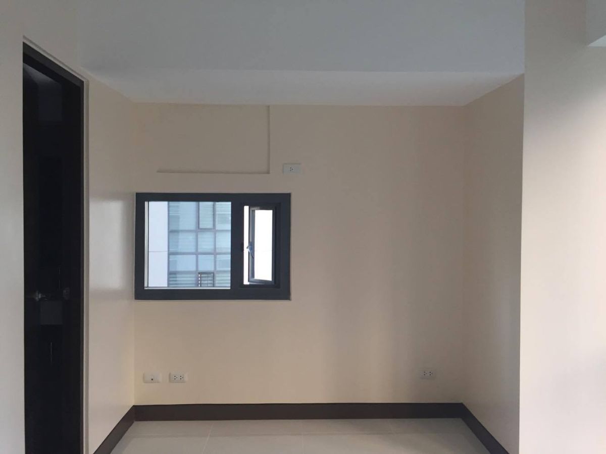 Semi-Furnished Studio Unit with Parking For Rent04
