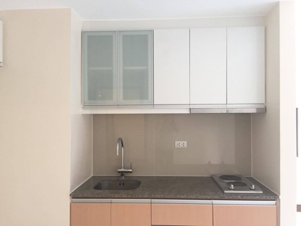 Semi-Furnished Studio Unit with Parking For Rent05
