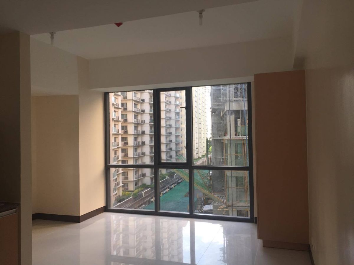 Semi-Furnished Studio Unit with Parking For Rent06