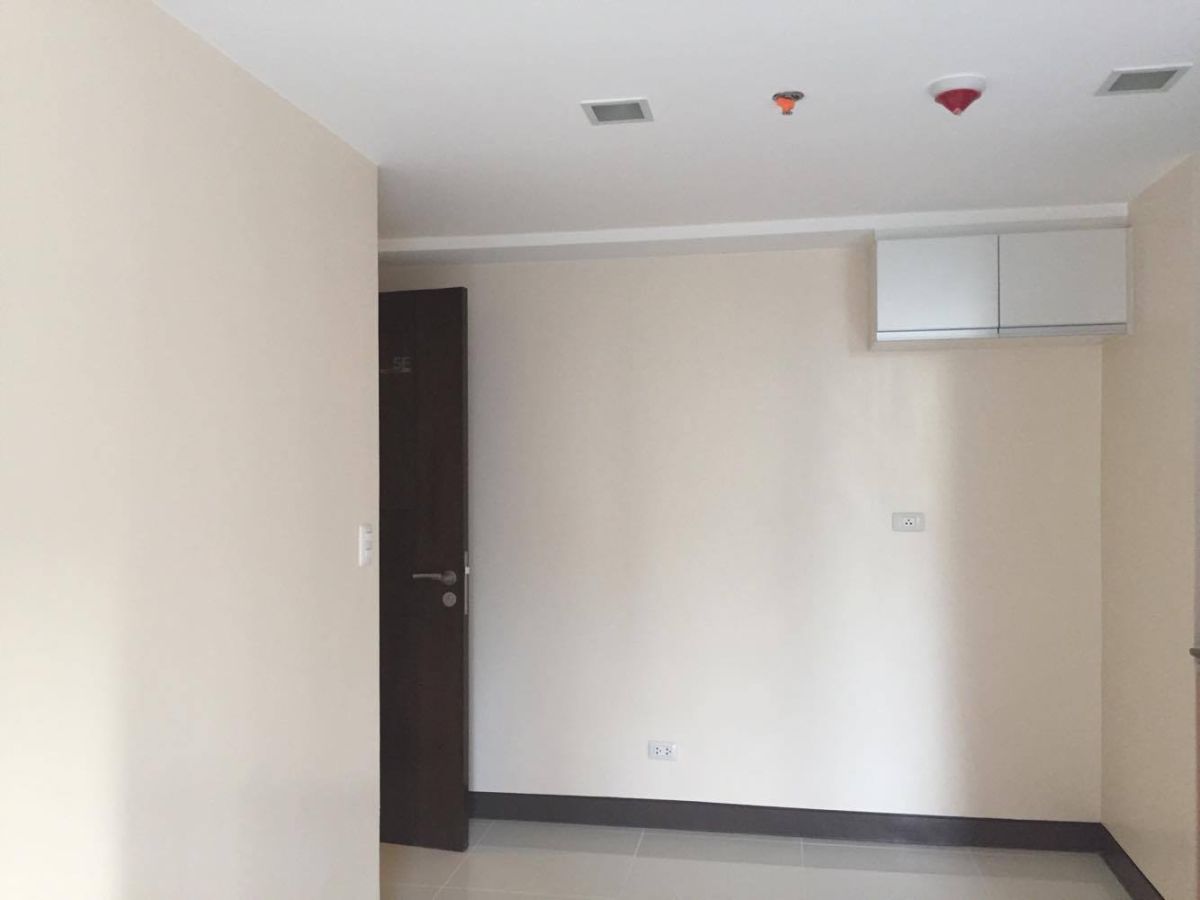 Semi-Furnished Studio Unit with Parking For Rent08