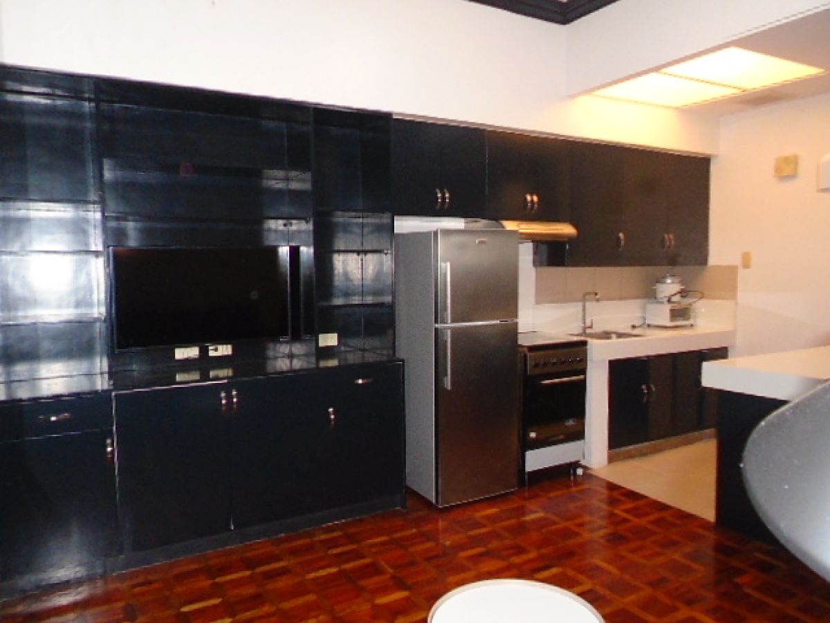 Charming Makati Corner Apartment near Legaspi Park10